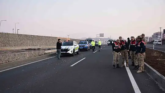 Yolun karşı tarafına geçmek isterken 2 aracın çarptığı adam hayatını kaybetti