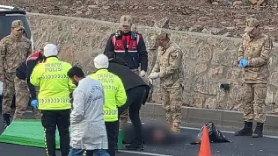 Yolun karşı tarafına geçmek isterken 2 aracın çarptığı adam hayatını kaybetti