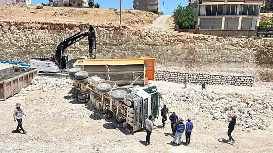 Yük boşaltan kamyon devrildi