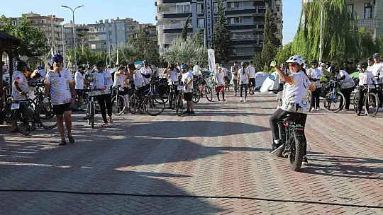 Yüzlerce bisikletli tarihi yerlere ulaşmak için pedal çevirdi