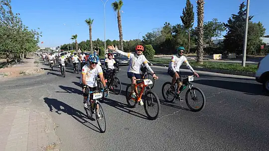 Yüzlerce bisikletli tarihi yerlere ulaşmak için pedal çevirdi
