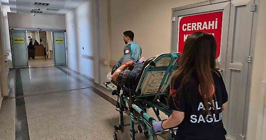 Adıyaman'da elinde tuttuğu bıçak kalçasına saplandı