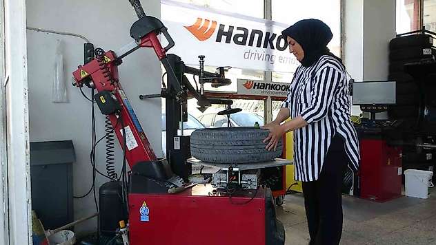 'Kadınlar yapamaz' diyenlere inat 24 yıldır lastik tamiri yapıyor