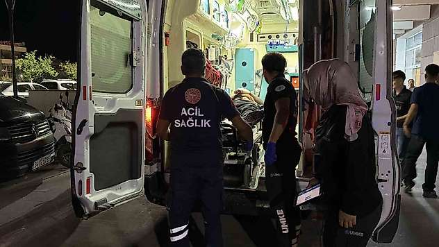 'Ne bakıyorsun' kavgasında 3 kişi bıçak ve silahla yaralandı