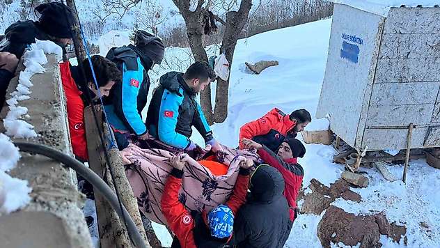 18 saatlik zorlu operasyonla mahsur kalan hasta kurtarıldı