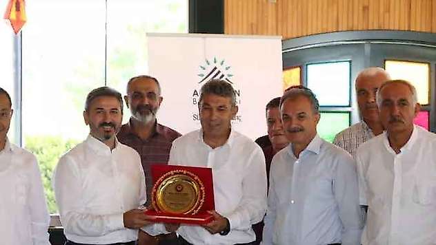 Muhtarlardan Aydın'a Plaket Takdimi