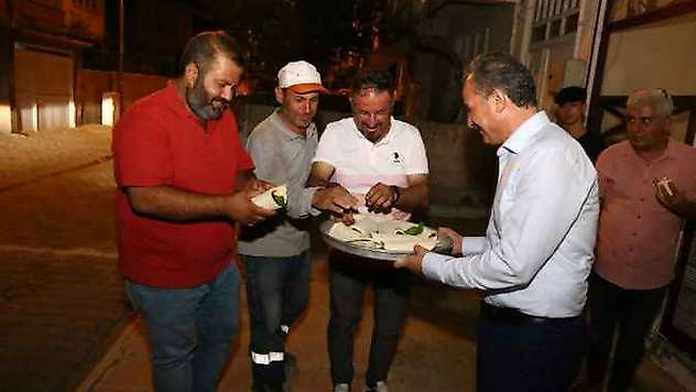 Mahalleliler İşçilere Çiğköfte