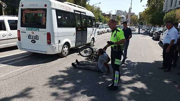 Motosiklet İle Hafif Ticari Araç Çarpıştı