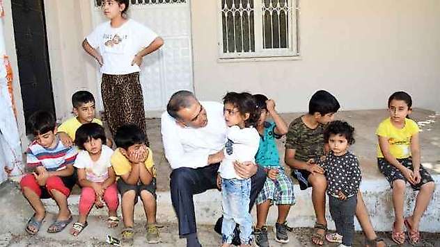 Vali Çuhadar, Köyleri Ziyaret Ederek Vatandaşlarla Sohbet Ediyor