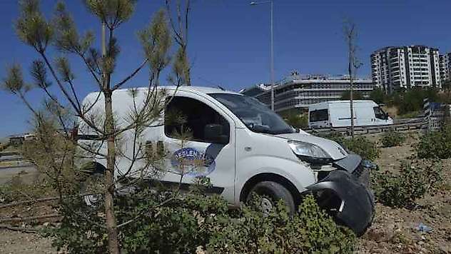 Hafif Ticari Araç Şarampole Devrildi
