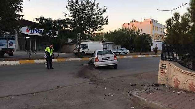 Park Duvarına Çarptı