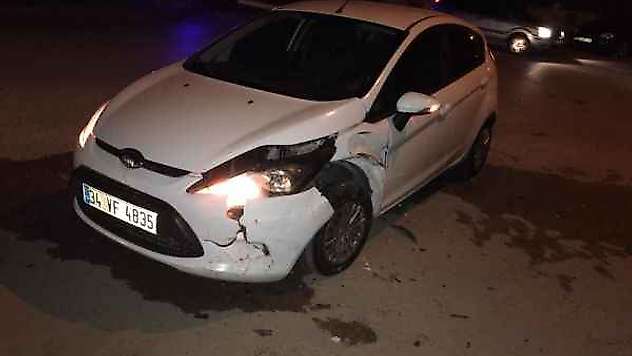 Otomobiller Karıştığı Kazada 3 Kişi Yaralandı