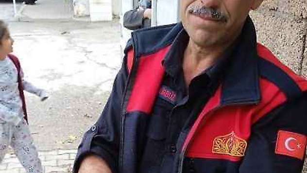 Otomobilin Motor Kısmına Sıkışan Kediyi İtfaiye Kurtardı