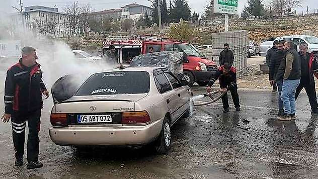 Hareket halindeki otomobilde yangın