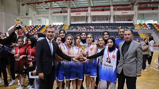 Şampiyonlar kupa ve madalyalarını aldı