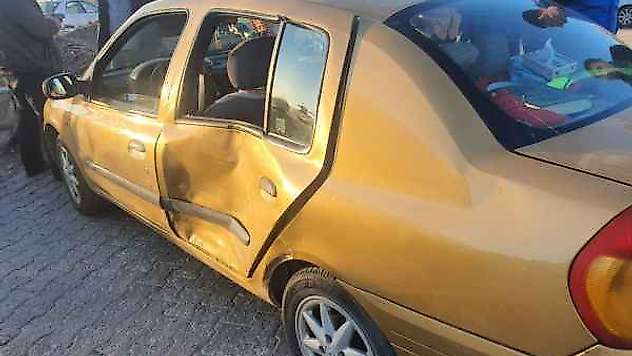 Otomobil İle Yolcu Minibüsü Çarpıştı: 3 Yaralı