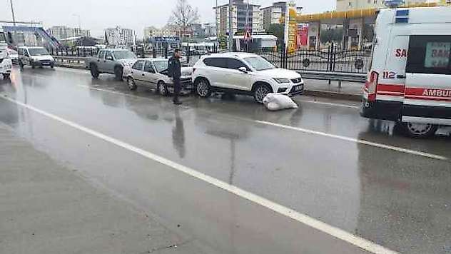 Adıyaman'da 3 aracın karıştığı zincirleme kaza