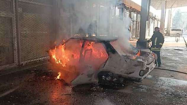 Hurdaya ayrılan otomobil madde bağımlıları tarafından yakıldı - Videolu Haber
