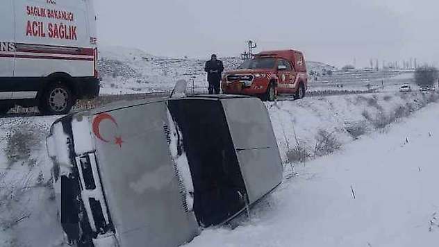 Şarampole devrilen otomobil sürücüsü yaralandı