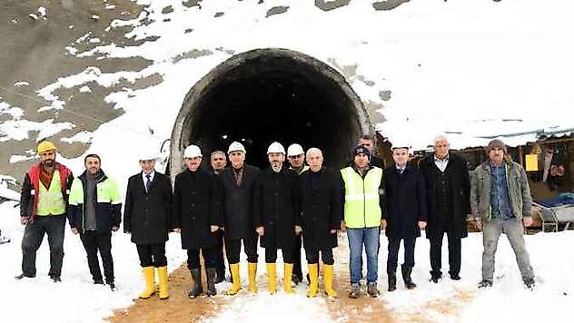 Çat Barajı Tüneli'nin sonu göründü