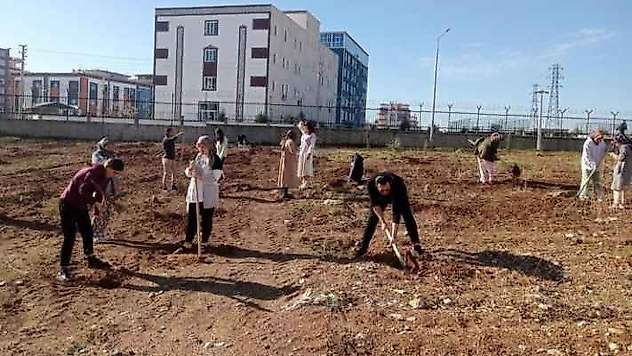 ADYÜ'lü Öğrenciler Yurt Bahçesini Fidanla Donattı