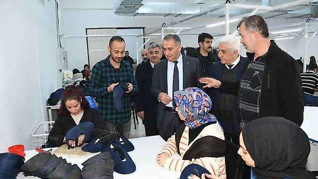 Vali Çuhadar, ayakkabı atölyesini gezdi