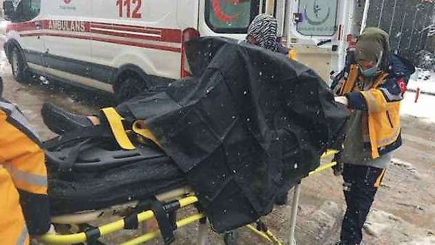 Kar temizlerken düşen besici yaralandı