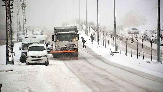 Besni'de 67 Köy Ve 48 Mezra Yolu Ulaşıma Kapandı