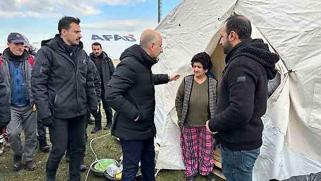 Bakan Karaismailoğlu, depremzedelerle bir araya geldi