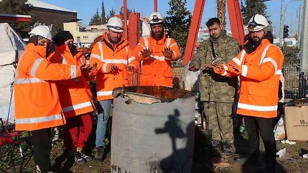 AFAD gönüllüleri, 200 bin TL'lik altın ve dövizi sahibine teslim etti - Videolu Haber