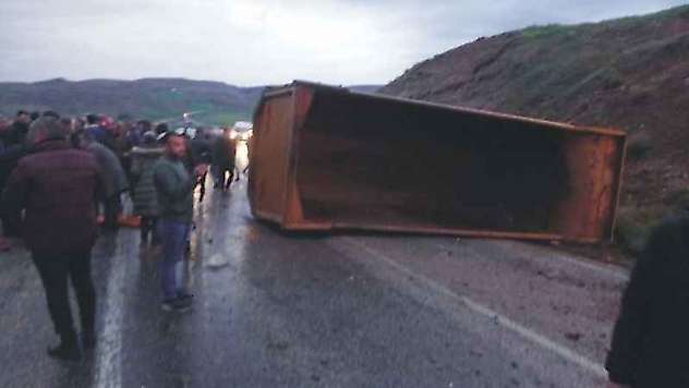 Yük Kamyonu Şarampole Devrildi: 2 Yaralı