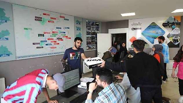 33 Bini Aşkın Üniversite Öğrencisine Çanta ve Spor Ayakkabı Dağıtıldı