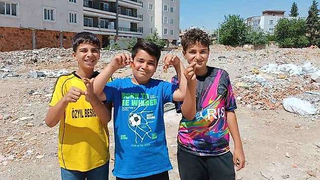 Mahallede Oyun Oynayan Çocuklar Enkazda Altın Buldu