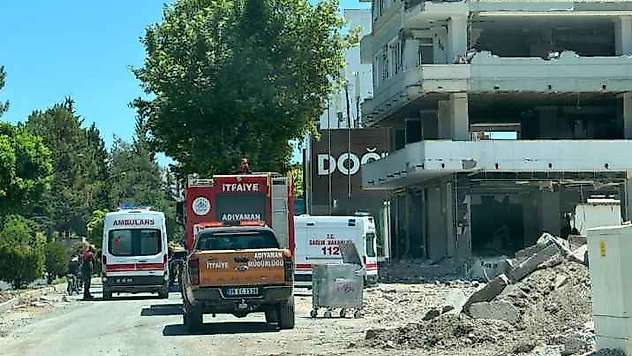 Asansörü Sökmek İsterken Duvar Altında Kaldı