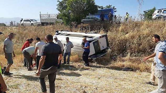 Minibüs Tarlaya Uçtu: 5 Yaralı