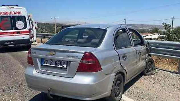 Otomobil Bariyerlere Çarptı: 7 Yaralı