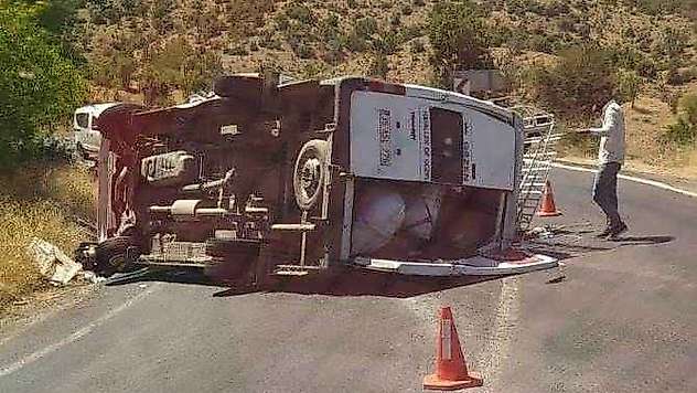 Minibüs Devrildi: 10 Yaralı