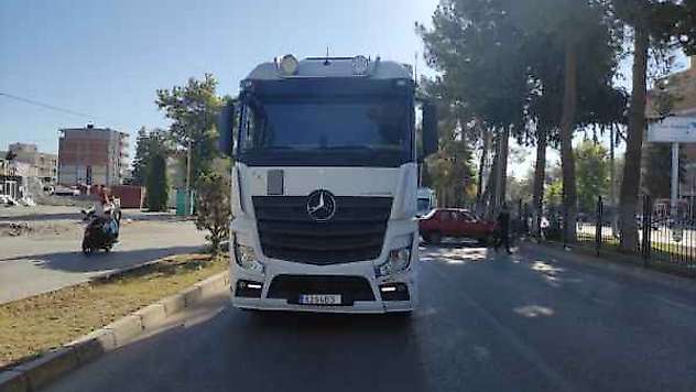 Tır ile otomobil çarpıştı: 1 yaralı