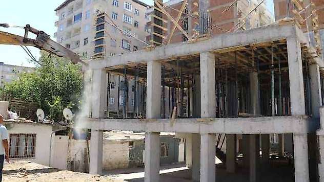 3 Katlı Kaçak Yapı Belediye Ekiplerince Yıkıldı