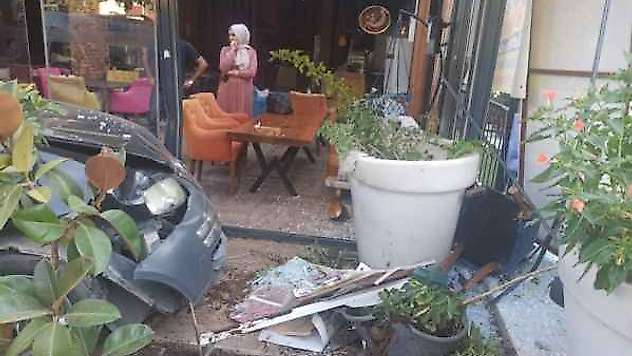 Hafif Ticari Araç Kafeye Girdi