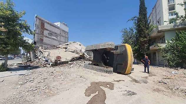 İş Makinesi Yıkım Esnasında Devrildi