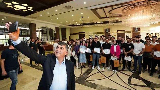 Gençlerin Hayali, Bir Sonraki Kareyi Üniformalı Çektirmek