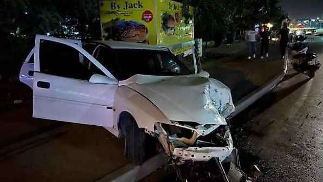 Motosiklete çarptıktan sonra kaldırıma çıktı: 2 yaralı