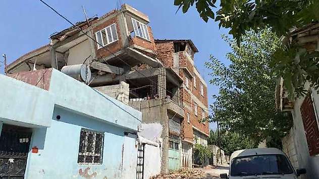 Depremde ara katı yıkılan ve ekseni kayan bina korkutuyor