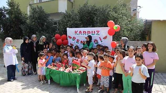 Depremzede çocuklar karpuz şenliğinde gönüllerince eğlendi