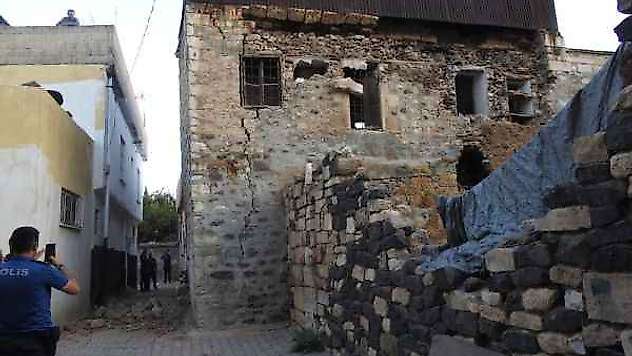 Kilis'te ağır hasarlı 2 katlı binanın duvarı kendiliğinden çöktü
