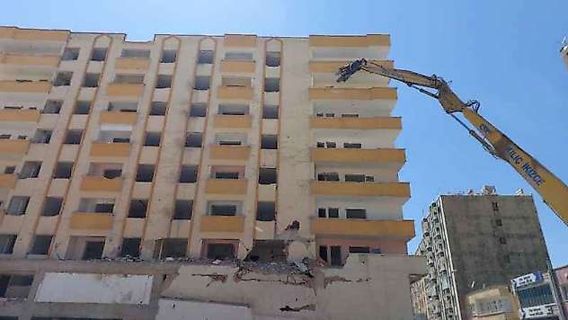 Ağır Hasarlı Bina Yıkım Esnasında Yerle Bir Oldu