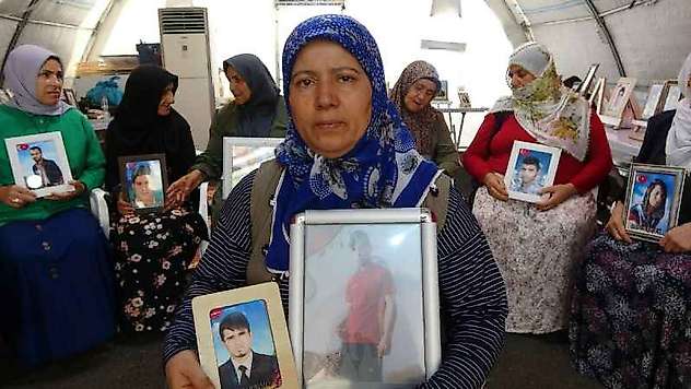 Evlat Nöbetindeki Anne: 'Oğlum, Babası Korucu Olduğu İçin Dağa Kaçırıldı'