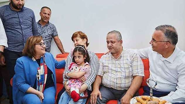 Şahin, Motorları Çalınan Engelli Çiftte Yenisini Hediye Etti