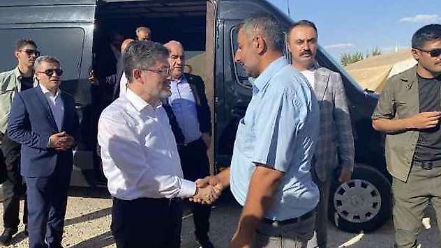 Depremde Hayvanlarını Kaybeden Depremzedeye 45 Küçükbaş Hayvan Desteği